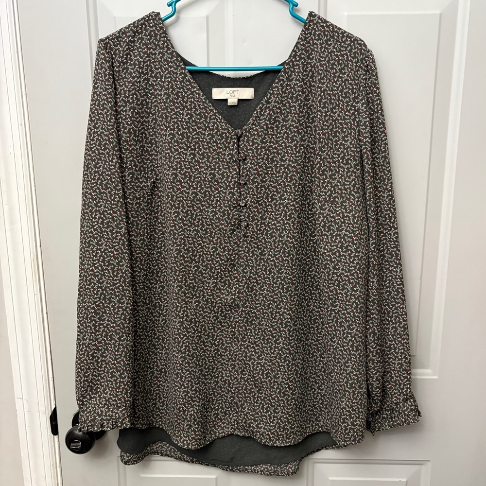 LOFT Black and White Patterned Blouse - like new - EUC